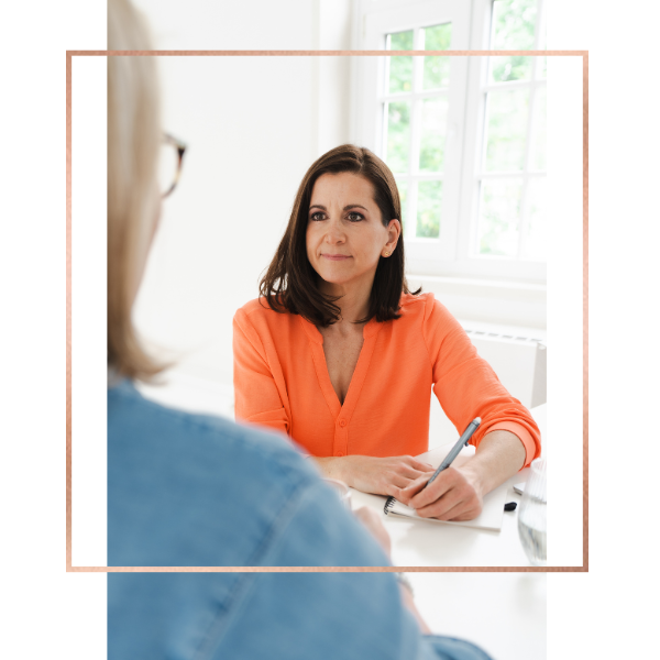 Menopause Support Coach Nadine Kashani im Gespräch mit Klientin in Hamburg